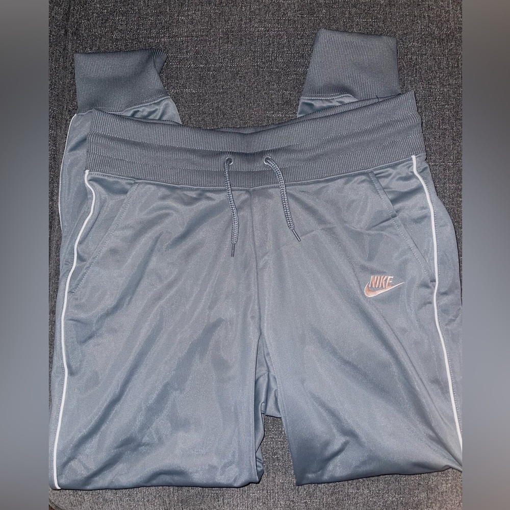 Nike - Picture 3 of 4